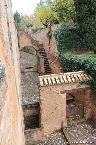 Inicio de la Calle del Foso en la zona alta del Partal de la Alhambra