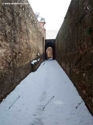 Calle del Foso nevada, hacia la Medina de la Alhambra