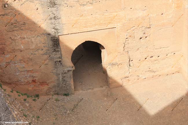 Puerta interior de la Torre y Puerta de las Armas hacia la Calle del Foso y la Puerta de la Tahona hacia los Palacios Nazaríes