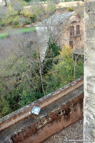Calle foso y adarve hacia las edificaciones y caballerizas del Baluarte de la Torre de los Picos