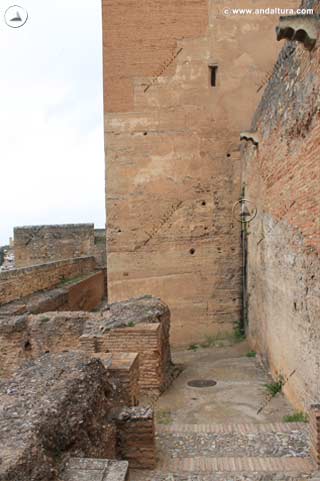 Calle foso exterior hacia la Torre de la Vela de la Primitiva Entrada de la Alcazaba