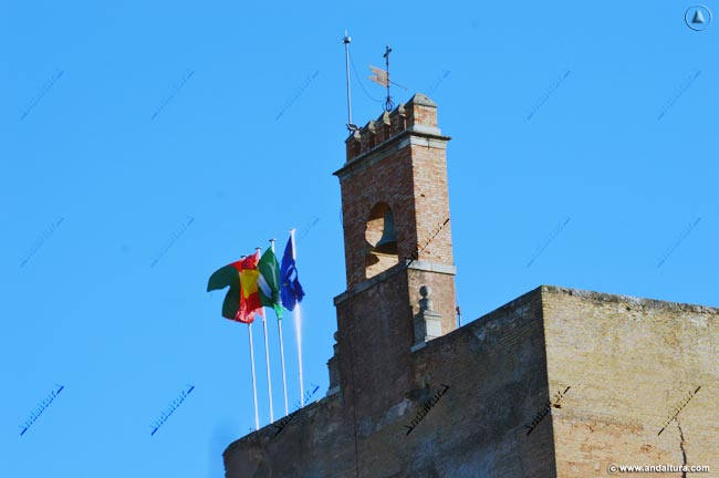 Campana y Banderas en la Torre de la Vela