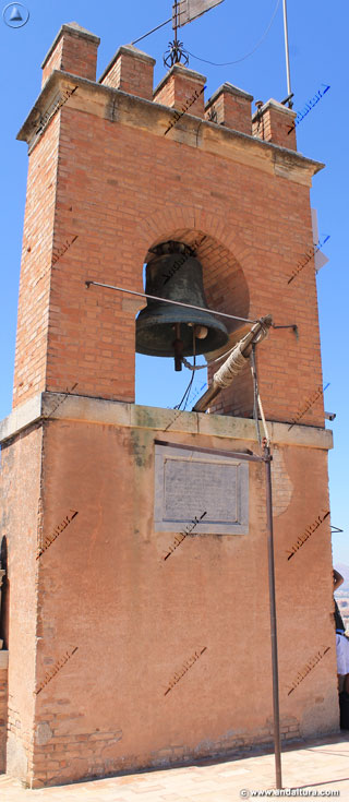 Campana y Placa conmemorativa en la Torre de la Vela de la Alcazaba de la Alhambra