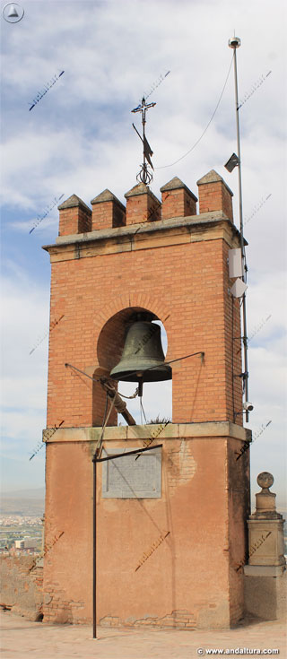 Campana y Placa conmemorativa en la Terraza de la Torre de la Vela