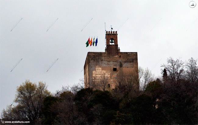 Campana y Banderas en la Terraza de la Torre de la Vela de la Alcazaba de la Alhambra desde Plaza Nueva