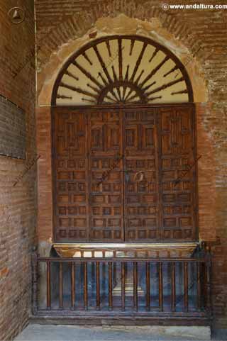 Capilla retablo renacentista en el interior de la Puerta de la Justicia
