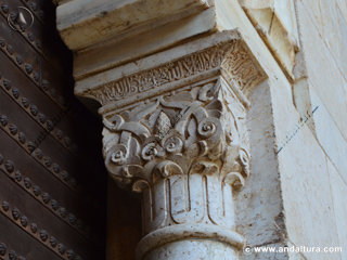 Motivos vegetales en el mármol del capitel en la Portada exterior de la Puerta de la Justicia