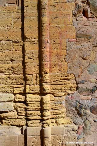 Detalle de la pared exterior de la Puerta del Vino