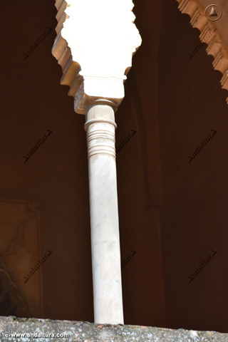 Columna de mármol de la ventana de la Torre de las Infantas