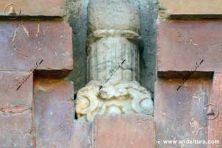 Detalle de la columna de la pequeña ventana de la parte de abajo de la Puerta del Vino