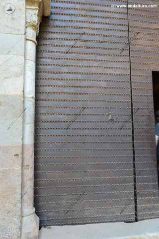 Columna exterior y puerta de hierro de la Portada Exterior de la Puerta de la Justicia