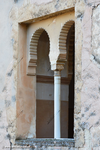 Columna de mármol y ventana de la Torre de las Infantas