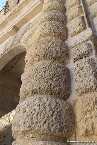 Columnas Toscanas almohadilladas en la Puerta de las Granadas