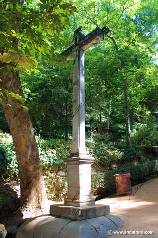 Cruz de Leandro de Palencia, en el Bosque de la Sabika, en el Paseo por encima de la Puerta de las Granadas