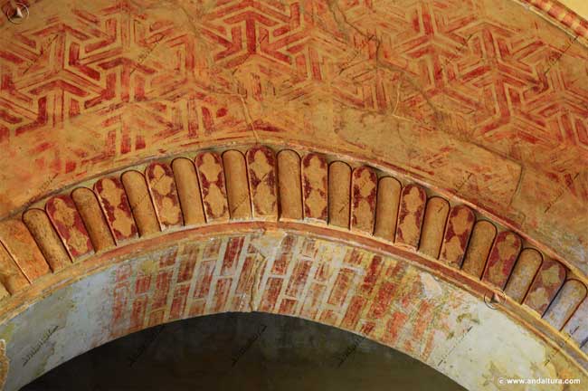 Decoración de pinturas de color rojo en el interior de la Puerta del Vino