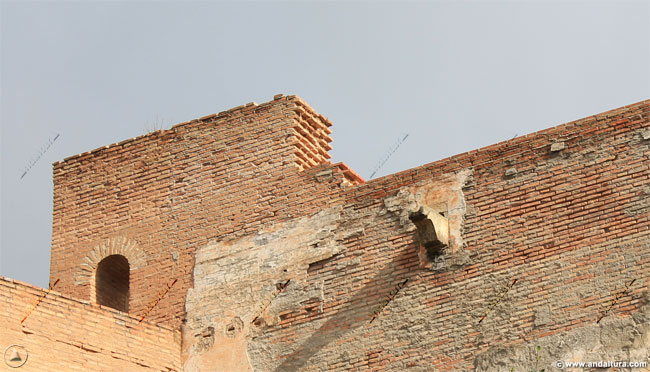 Detalle de la entrada a la terraza y desagüe de la Torre de Juan de Arce