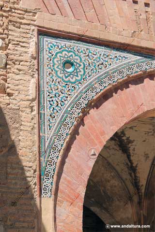 Albanega con azulejos vidriados en la Portada interior de la Puerta del Vino