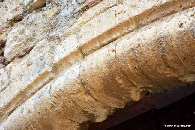 Detalle del arco carpanel o de tres puntos de la Puerta de Hierro
