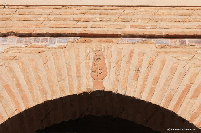 Detalle de pinturas pistadas de rojo en la albanega y llave en el Arco de la Puerta del Descabalgamiento del Generalife de la Alhambra