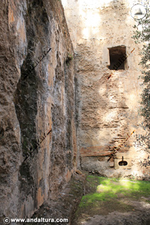 Detalle exterior de los muros sin restaurar del Baluarte de la Torre de los Picos