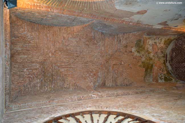 Bóveda de aristas y ladrillos en el interior de la Puerta de la Justicia