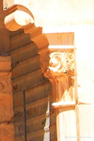Detalle de la columna 1 de la Portada exterior de la Puerta de los Siete Suelos