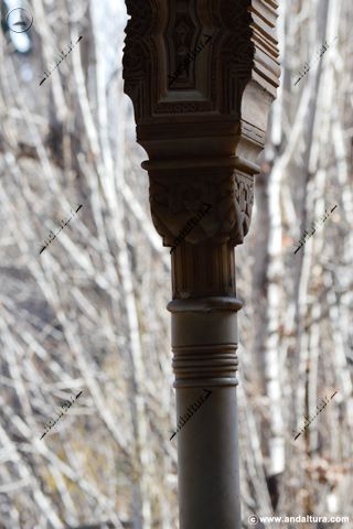 Columna de mármol en la ventana de la Torre de la Cautiva