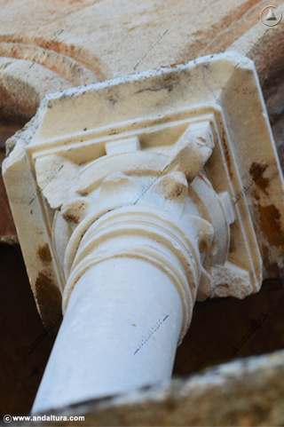Detalle de la columna de mármol en una de las ventanas de la Torre de los Picos