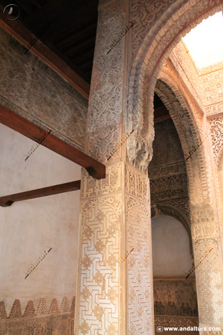 Detalle de las columnas reforzadas en la Torre de la Cautiva