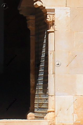 Detalle de la columna de la Portada exterior de la Puerta de los Siete Suelos
