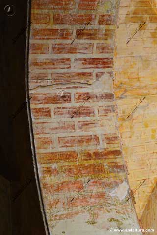 Detalle de ladrillos pintados en el interior de la Puerta del Vino