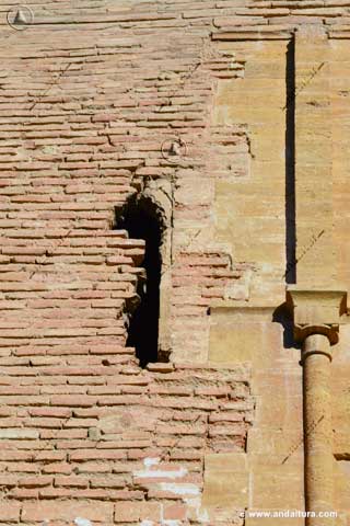 Detalle de la ventana oculta de la Portada Exterior de la Puerta del Vino