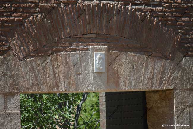 Detalle del Escudo real de la Puerta Nueva hacia la Medina