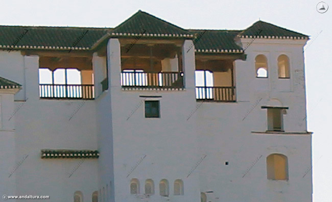 Detalle frontal de los tejados superiores de la Torre de Ismail y del Pabellón Norte del Palacio del Generalife