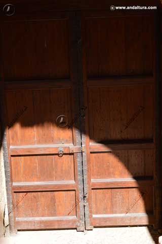 Detalle interior de la puerta de madera de la Puerta del Arrabal