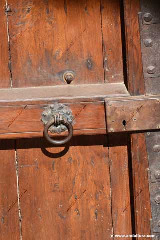 Detalle interior argolla de la puerta de madera de la Puerta del Arrabal