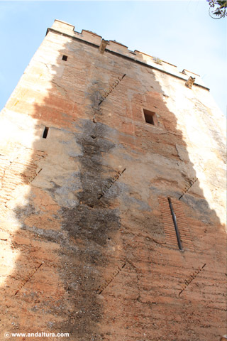 Detalle tragaluces y ventana de la Torre de los Picos