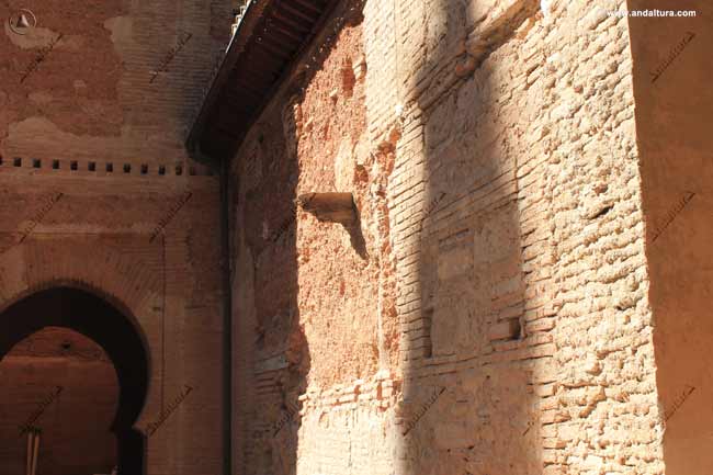 Reconstrucciones en el muro exterior de la Puerta de la Rauda