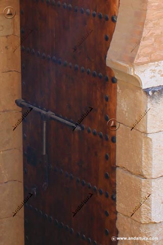 Detalle Puerta de madera nueva en el Interior de la Puerta interna de la Puerta de los Siete Suelos
