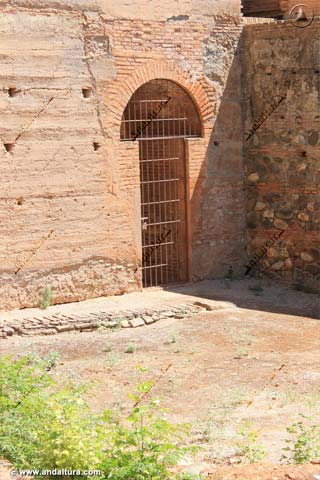 Detalle de la puerta cerrada al interior vacío de la torre del Agua