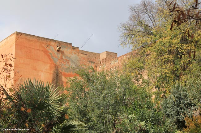 Detalle de las reconstrucciones en la Terraza de la Torre de los Siete Suelos de la Alhambra