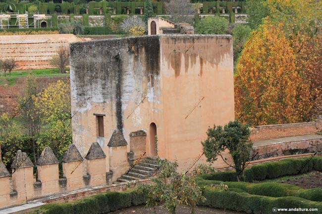 Detalle Terraza de la Torre del Cadí, al fondo los restos de antiguas murallas en el Generalife