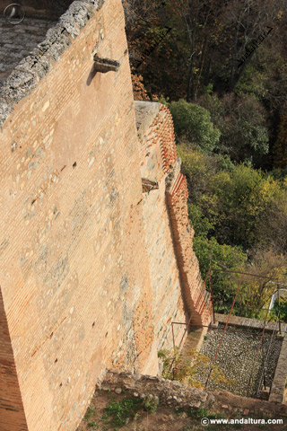 Detalle de la Torre de la Pólvora hacia el Bosque de la Sabika de la Alhambra