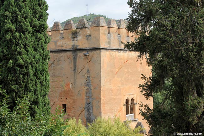 Torre de los Picos en los Jardines del Partal por el Paseo de las Torres de la Alhambra