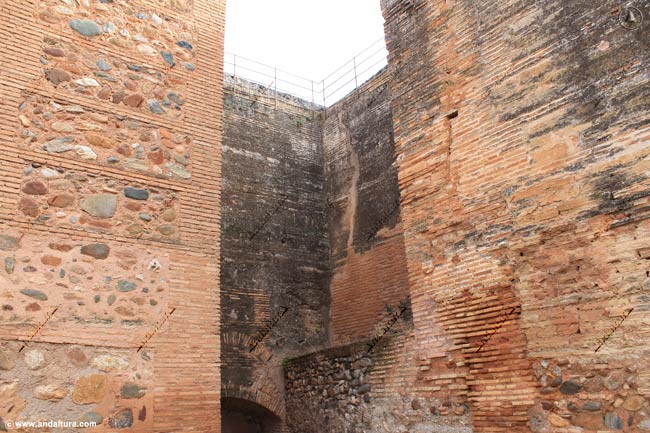 Detalle del interior vacío y reconstruido de la Torre del Adarguero
