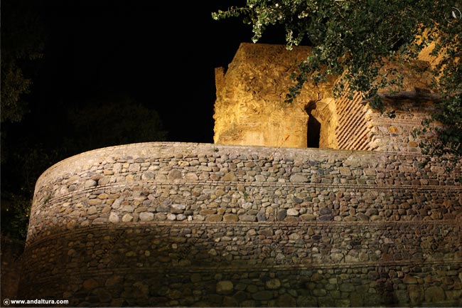 Detalle nocturno de la Torre del Cabo de la Carrera