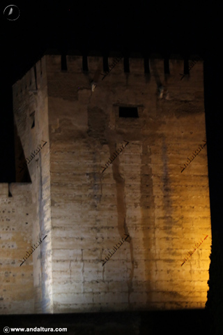 Detalle nocturno de la Torre del Homenaje