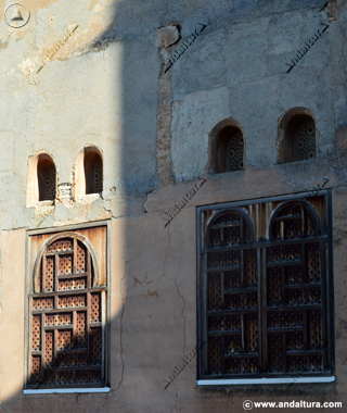 Detalle exterior de la ventanas con celosías de yesería y las grandes de madera de las Estancias del Salón del Trono del Palacio de Comares