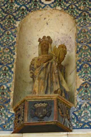 Virgen y niño Jesús de Roberto Alemán en la Portada Exterior de la Puerta de la Justicia