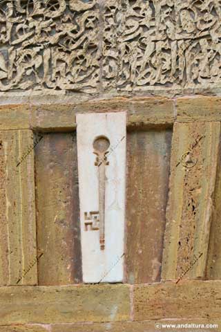Dintel y llave de la Portada Exterior de la Puerta del Vino